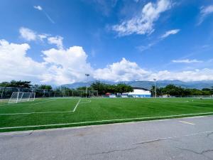 un campo de fútbol vacío con un gol de fútbol en Cómodo estudio con AC en frente de una cancha, en Santa Fe de Antioquia