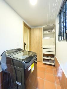 Una cocina o zona de cocina en Cómodo estudio con AC en frente de una cancha
