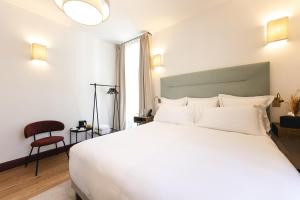 Letto o letti in una camera di Villa Lorenzo Chambres & Restaurant Barcelonnette Hotel