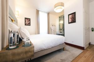 Letto o letti in una camera di Villa Lorenzo Chambres & Restaurant Barcelonnette Hotel