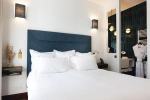 Letto o letti in una camera di Villa Lorenzo Chambres & Restaurant Barcelonnette Hotel