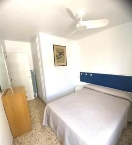 a bedroom with a bed and a ceiling fan at EUROSOL Vacaciones PLAYA GANDIA in Playa de Gandia