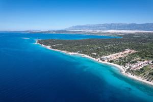 une vue aérienne d'une plage et de l'océan dans l'établissement Lili Rose Mandre - Exclusive Family Apartments with Sea View, Just Steps from Beach, à Mandre 59 autres photos