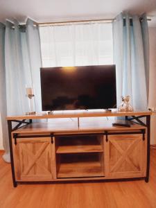 Televízia a/alebo spoločenská miestnosť v ubytovaní Apartament 2 sypialnie z kuchnią - 200 metrów od morza