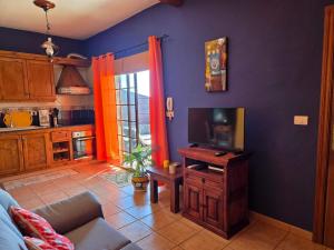 un salon avec une télévision sur une table en bois dans l'établissement Casa Angel - Fuencaliente, à Fuencaliente de la Palma