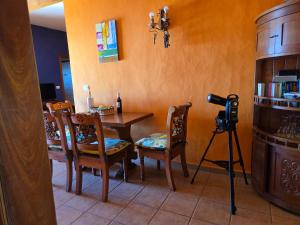 une caméra dans une pièce avec une table et des chaises dans l'établissement Casa Angel - Fuencaliente, à Fuencaliente de la Palma
