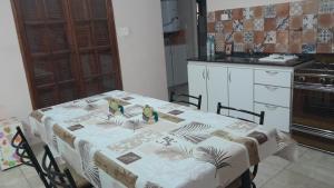 a kitchen with a table with two birds on it at Departamento de los pájaros in Córdoba
