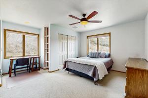 Un dormitorio con una cama y un ventilador de techo. en The Durango Lookout, en Durango 42 fotos más