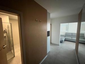 pusty salon z kanapą i drzwiami w obiekcie Apartment Sun Lakes - Sever w mieście Senec