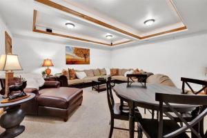 una sala de estar con un sofá y una mesa en Luxury Alpine Escape - Pool and Hot Tub Access, en Eden