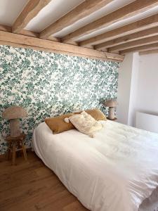 Ένα ή περισσότερα κρεβάτια σε δωμάτιο στο Le Nid de Plumetot - Maison de Charme en Normandie