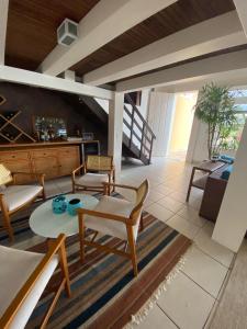 a living room with chairs and a table at Vista dos sonhos na beira do mar de Angra com pier in Angra dos Reis