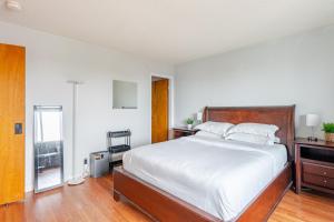 a bedroom with a large white bed and a window at Cozy and Secure 3-Bedroom, 2-Bath Unit with 6 Beds and Beautiful Bay View in Albany