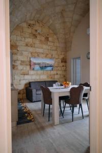 a dining room with a table and chairs at Casa vacanze da Pino A in Torchiarolo
