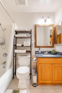 Koupelna v ubytování Cozy and Secure 3-Bedroom, 2-Bath Unit with 6 Beds and Beautiful Bay View