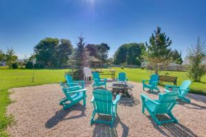 un gruppo di sedie blu e un tavolo in un parco di Bear Lake Charming Apartment w Kitchen a Paris