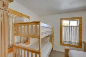 una stanza con due letti a castello e una finestra di Bear Lake Charming Apartment w Kitchen a Paris