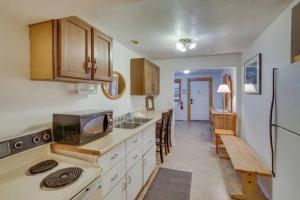 una cucina con lavello e microonde di Bear Lake Charming Apartment w Kitchen a Paris