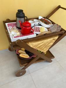 un carrito lleno de comida sobre una mesa en Pousada Martins, en São Mateus