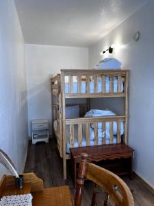 una stanza con un letto a castello e una sedia di legno di Bear Lake Private Suite -Sleeps 5 -Historic Paris a Paris