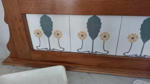 a window with flowers painted on a wall at Ferienwohnung Melba in Traben-Trarbach
