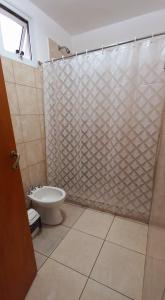 een badkamer met een douchegordijn en een toilet bij Apartamento Nilda in Villa María