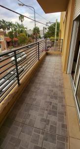 een loopbrug op een balkon van een gebouw bij Apartamento Nilda in Villa María +11 foto's