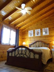 a bedroom with a bed and a ceiling fan at Chalet con piscina privada in Borriol +32 photos