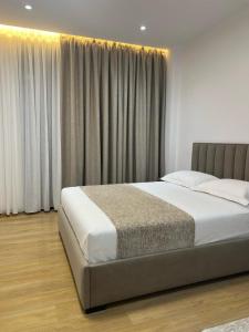 Postel nebo postele na pokoji v ubytování Skanderbeg Hotel