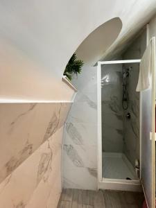un bagno con cabina doccia accanto a una scala di 'A tarantella a Napoli