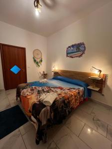 una camera da letto con un letto grande in una stanza di 'A tarantella a Napoli