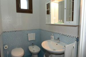ガリポリにあるB&B IN VILLAの青いタイル張りのバスルーム(洗面台、トイレ付)