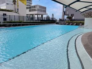 Piscina di Oracle 11th floor Tower 1 - GC Getaways o nelle vicinanze