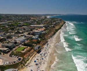 an aerial view of a beach with people and the ocean at Romantic stay in Solana Beach in Solana Beach +1 photo