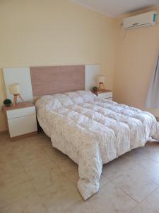 Giường trong phòng chung tại Once Reinas Departamentos