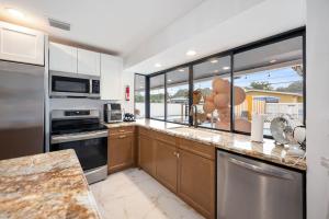 Fotografie z fotogalerie ubytování Sheraton Villa 3BR with Pool 10 Mins from Hard Rock Stadium v destinaci Miramar