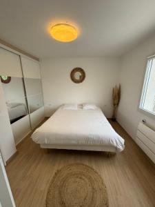 Postel nebo postele na pokoji v ubytování Superbe villa familiale avec piscine et spa + 9 fotografií