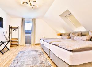 a bedroom with a large bed and a window at NEU! Design-FeWo Fleesensee, Wallbox, Terrasse in Unter Göhren