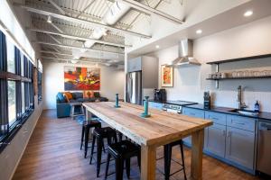 una cocina con una gran mesa de madera en una habitación en Luxury in the Heart of Historic Downtown Santa Fe 1050 Sq Ft, en Santa Fe