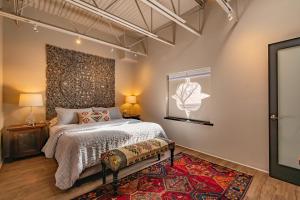 un dormitorio con una cama y una alfombra en Luxury in the Heart of Historic Downtown Santa Fe 1050 Sq Ft, en Santa Fe