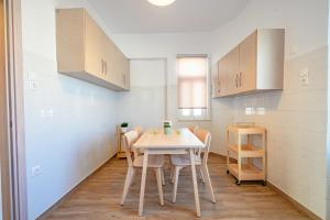 Η κουζίνα ή μικρή κουζίνα στο TheaSea