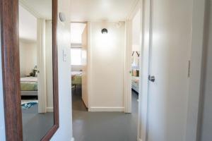 Ένα μπάνιο στο Spring Dream 2BR Apt with Parking in the Heart of DT +63 φωτογραφίες