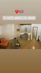 Postel nebo postele na pokoji v ubytování Hotel Monte del Mago