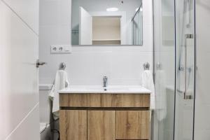 ノハにあるApartamento Las Cañas - 6018の洗面台と鏡のあるバスルーム +15枚の写真