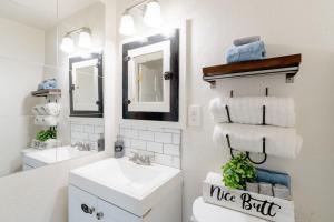 Ένα μπάνιο στο Bloom and Relax Historic 1BR in Downtown +49 φωτογραφίες