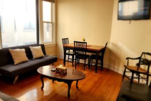 Χώρος καθιστικού στο Cozy 1 Bed by the Lake park