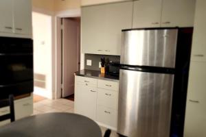 Η κουζίνα ή μικρή κουζίνα στο Cozy 1 Bed by the Lake park