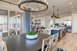 Cozy Montana Escape Near Bozeman & Yellowstone في بلغراد: مطبخ وغرفة طعام مع طاولة وكراسي