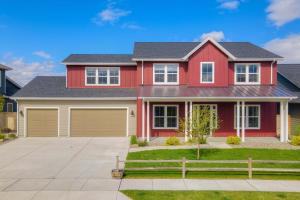 Cozy Montana Escape Near Bozeman & Yellowstone في بلغراد: منزل احمر مع ممر