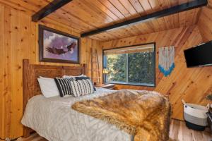 Un dormitorio con una cama en una cabaña de madera. en A-Frame Luxury Escape, en Big Bear Lake 34 fotos más
